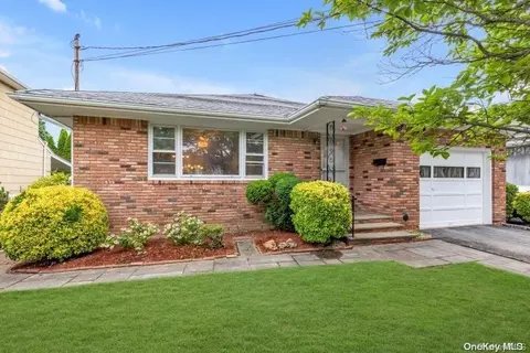 5 Cross St, North Hempstead, NY 11050