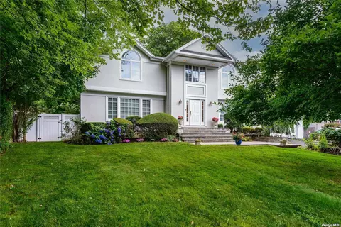 98 Crescent Dr, North Hempstead, NY 11507