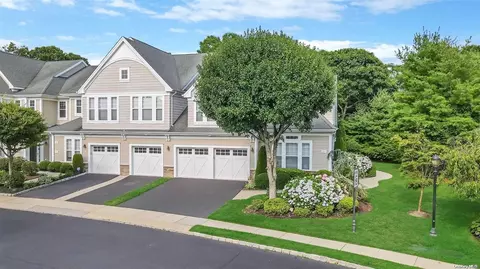 127 Symphony Dr #127, Lake Grove, NY 11755