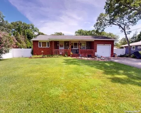 2191 Feuereisen Ave, Ronkonkoma, NY 11779
