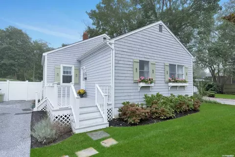 66 Dale St, Southampton, NY 11968