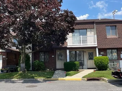 92 Cambridge Dr #92, Copiague, NY 11726