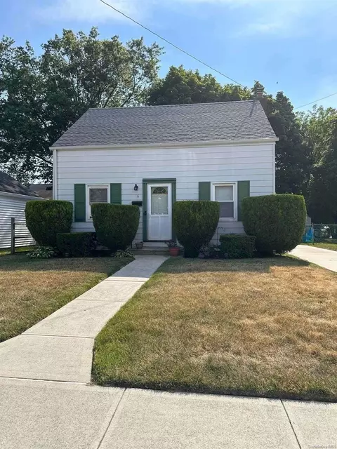 6 Wingate Rd, Valley Stream, NY 11581