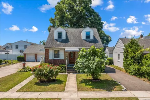 9 Raff Ave, North Hempstead, NY 11501