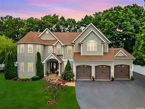 5 Hancock Ct, Centereach, NY 11720