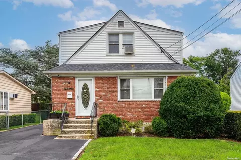 490 Pennsylvania Ave, North Hempstead, NY 11596