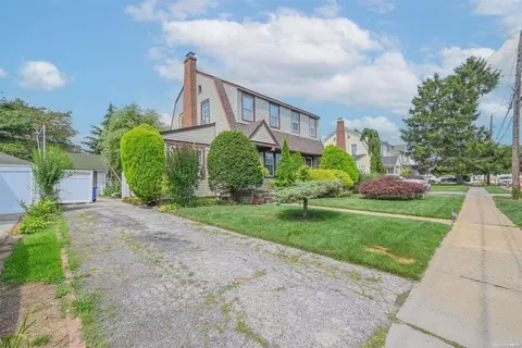 42 Hilbert St, Hempstead, NY 11550