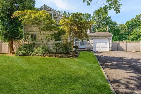 14 Elchester Dr, East Northport, NY 11731