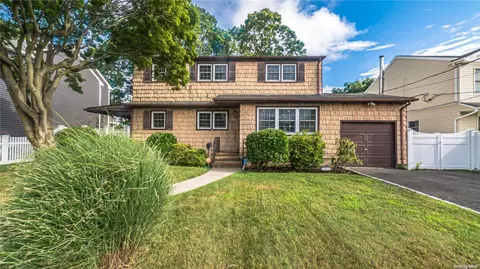 782 Bermuda Rd, West Babylon, NY 11704