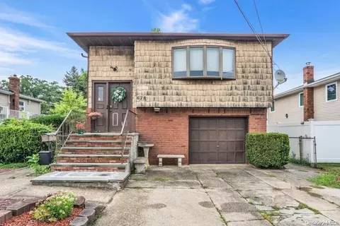 678 N Alleghany Ave, Lindenhurst, NY 11757