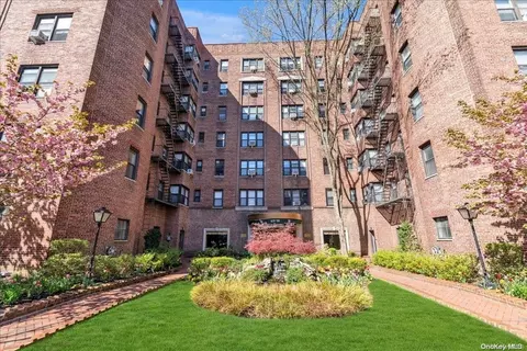 69-10 Yellowstone Blvd #611, New York, NY 11375