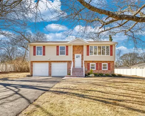 16 Cynthia Ln, Center Moriches, NY 11934