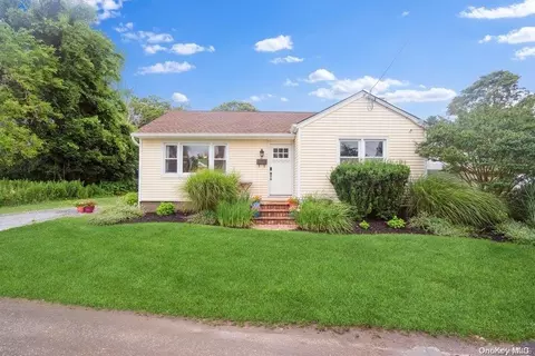 35 Cedar Grove Ct, Patchogue, NY 11772