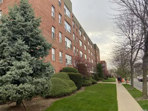 280 Guy Lombardo Ave #4L, Freeport, NY 11520