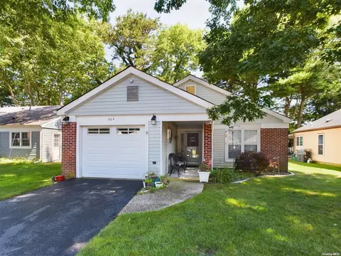 205 Belfast Ln #205, Ridge, NY 11961