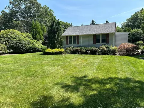 2 Fox Ln, Shoreham, NY 11786