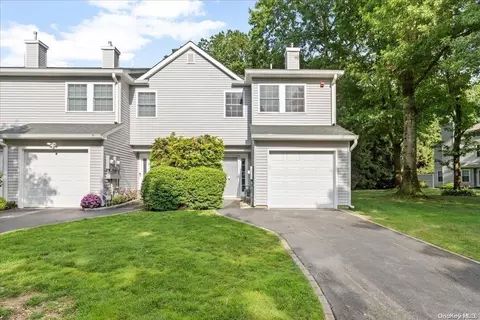 409 Sara Cir #409, Port Jefferson Station, NY 11776