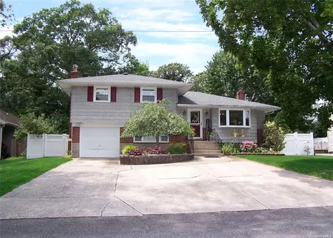 98 N Evergreen Dr, Selden, NY 11784
