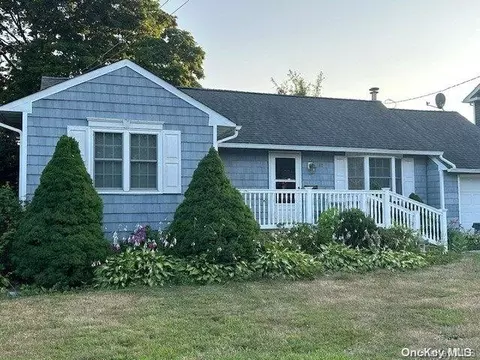 32 Tappan Ave, Babylon, NY 11702