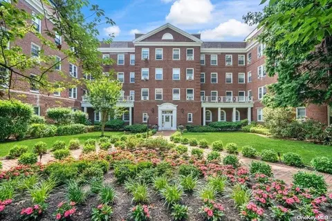 90 Knightsbridge Rd #4B, North Hempstead, NY 11021