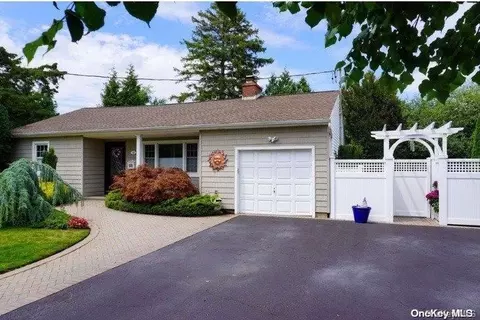 11 Seneca St W, Massapequa, NY 11758