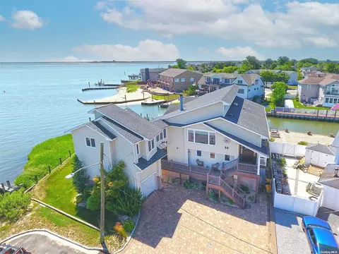 28 Harbor Pl, Massapequa, NY 11758