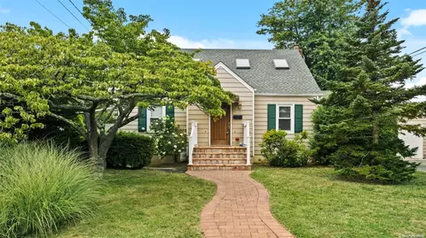153 33rd St, Lindenhurst, NY 11757
