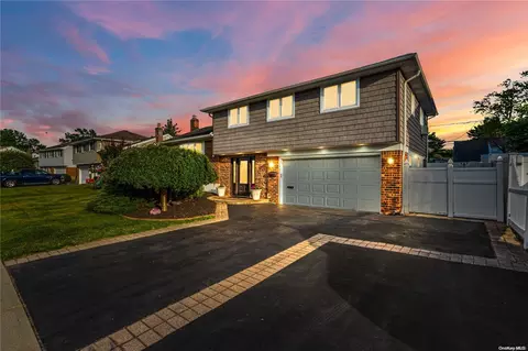 38 Fox Pl, Hicksville, NY 11801
