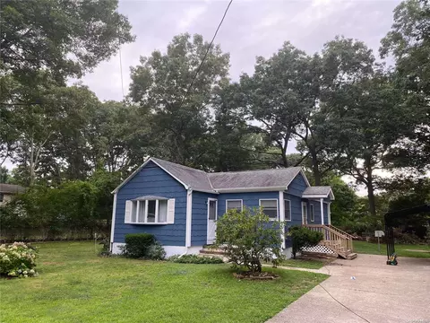 257 Forrest Ave, Shirley, NY 11967