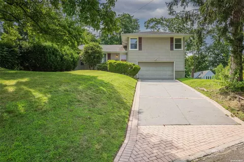 19 Compass Ct, Huntington, NY 11743