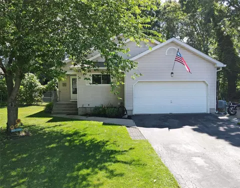 17 Kathleen Cres, Coram, NY 11727