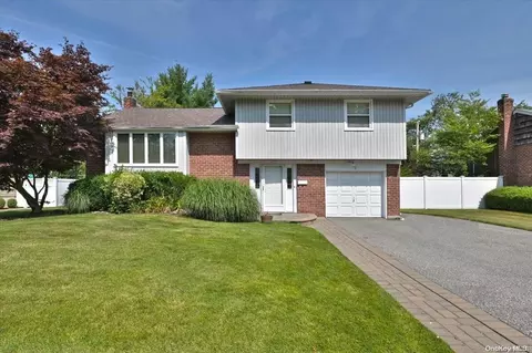 12 Pleasant Ave, Plainview, NY 11803