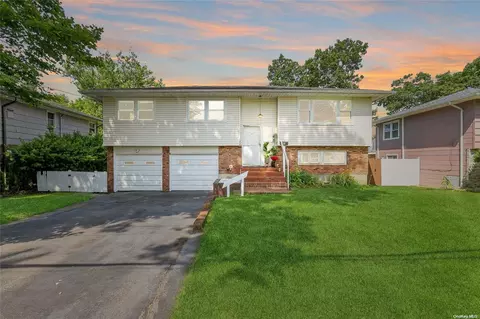 133 Iceland Dr, Huntington Station, NY 11746