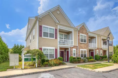28 Strangford Ct #28, Oceanside, NY 11572