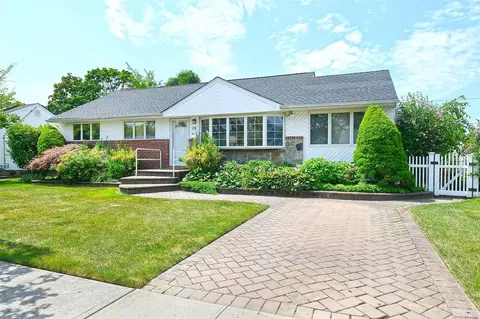 28 Lombardi Pl, Plainview, NY 11803