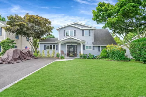 22 Page Ln, North Hempstead, NY 11590