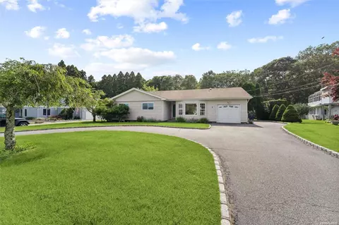 2 Canvasback Ln, East Quogue, NY 11942