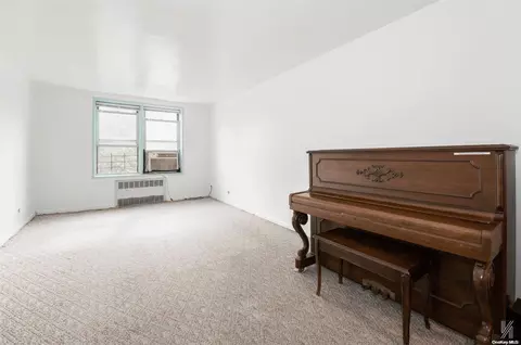 33-24 93rd St #3L, Jackson Heights, NY 11372