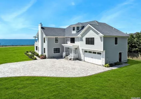 260 S Gillette Ave, Bayport, NY 11705
