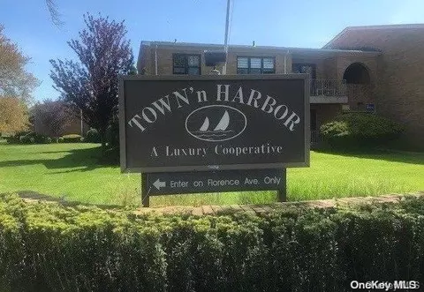 210 Westend Ave #8D, Freeport, NY 11520