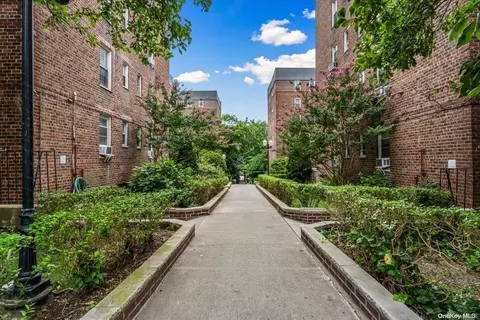 67-10 108th St #2D, Forest Hills, NY 11375