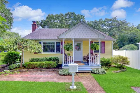 18 Oakwood St, Blue Point, NY 11715