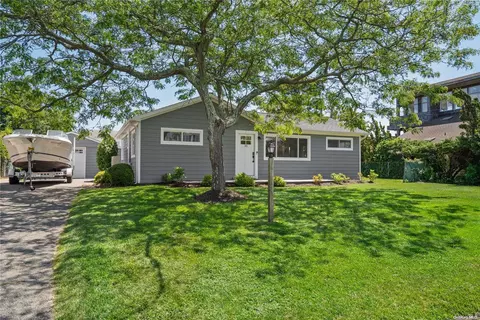 33 Dolphin Rd, East Quogue, NY 11942