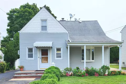 20 Brian St, North Hempstead, NY 11040