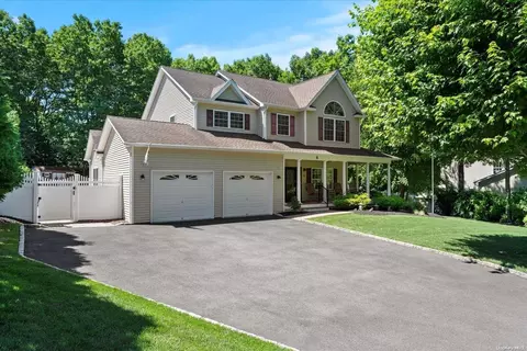 8 Newport Ct, Miller Place, NY 11764
