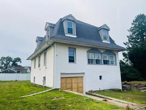 49 Gladys St, Lindenhurst, NY 11757