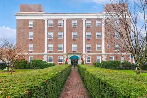 360 Stewart Ave #3D, Garden City, NY 11530