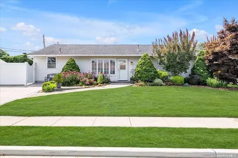 47 Arbor Rd, Syosset, NY 11791