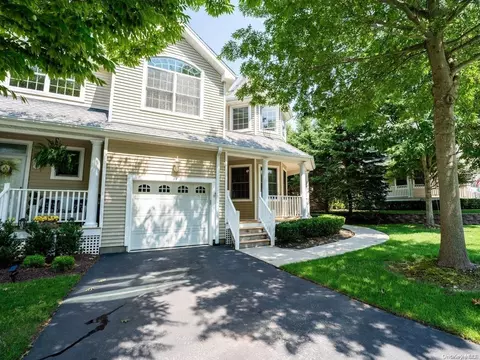 69 Brianna Dr #69, Setauket, NY 11733
