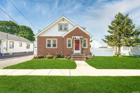 32 Herbert Ave, Lindenhurst, NY 11757